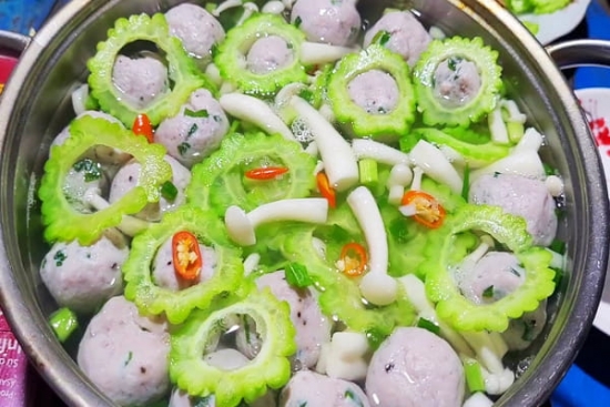 Lẩu chả cá thác lác khổ qua thanh mát ngày hè