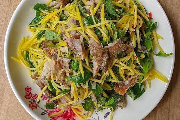 gỏi xoài khô cá sặc
